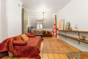 sala de estar con sofá, sofá y mesa en Luxury Moroccan, en Tallin