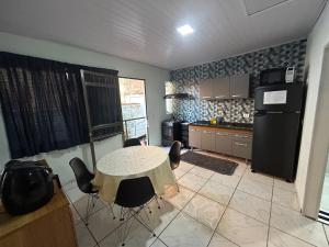 Η κουζίνα ή μικρή κουζίνα στο Apartamento na Av das Cataratas de 02 quartos