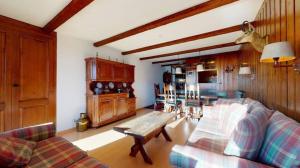 Un lugar para sentarse en La Ruinette-cosy 2-bed With Pool & Gym Access