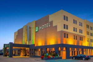 Un hotel con un coche aparcado delante. en iHOTEL & Conference Centre Red Deer, en Red Deer