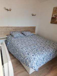 Rue du Vieux Château - Beau F2 avec Vue Mer Exceptionnelle - Refait a neuf房間的床