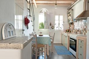 Dapur atau dapur kecil di Skaris Guesthouse Tinos