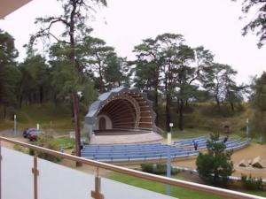 トラッセンハイデにあるFewo Muschelblick Trassenheide Usedomの公園内の青い椅子のある建物