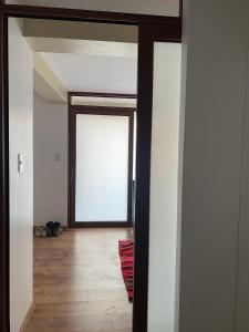 een open deur naar een kamer met een raam bij Killary in Urubamba