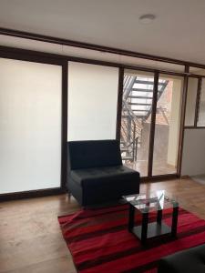 een woonkamer met een bank en een glazen tafel bij Killary in Urubamba