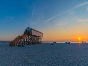 a lifeguard shack on the beach at sunset at Ferienwohnung in St Peter-Ording in Sankt Peter-Ording