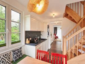 une cuisine avec un escalier, une table et des chaises dans l'établissement Villa in Wendorf nahe WINSTONgolf Platz, à Müsselmow