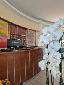 a vase of white flowers in a lobby at Albergo Athena Mare in Sibari