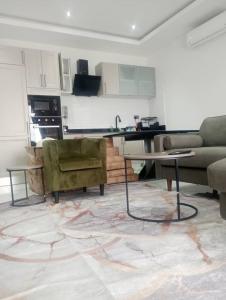 una sala de estar con un sofá y una mesa en Elite Arlington Court Apartment - East Legon, en Accra
