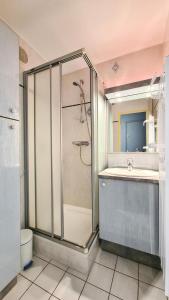 un bagno con doccia e lavandino di Résidence Iris - Studio entièrement rénové avec cabine · Centre station · Balcon MAE-4504 a Magland