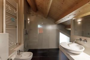 a bathroom with two sinks and a shower at Agriturismo Saettà in Lentiai
