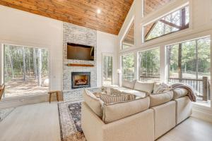 Posezení v ubytování Private Hot Tub Cabin 13 Mi to Broken Bow Lake