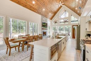 Kuchyň nebo kuchyňský kout v ubytování Private Hot Tub Cabin 13 Mi to Broken Bow Lake