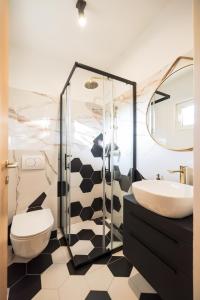 Ένα μπάνιο στο della apartments