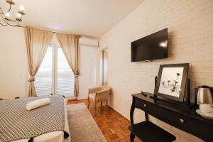 Μια τηλεόραση ή/και κέντρο ψυχαγωγίας στο della apartments