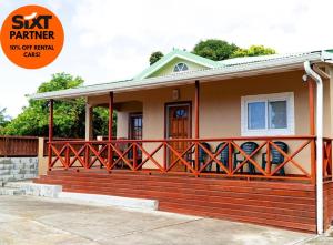 ChoiseulKaye Devo Villa - Sixt Car Rental Partner的房屋内的大型甲板