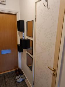 a room with a door and a room with shoes at Järnvägsgatan 21 in Sundbyberg