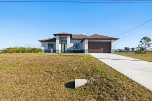 una casa con un ampio cortile con vialetto di Canal's Breeze a Cape Coral