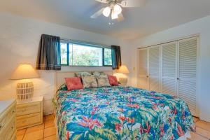 a bedroom with a bed and two lamps and a window at 50 Feet to Ocean Kona Deluxe Ground-Floor Unit! in Kailua-Kona +36 photos
