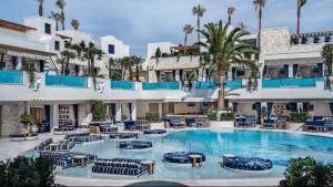a resort with a large swimming pool and palm trees at Palms Place Hotel Mountain View with Open Balcony in Las Vegas