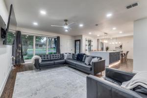 Χώρος καθιστικού στο Dallas Luxury Near Lake 4BR 3BA - 2 Ensuites