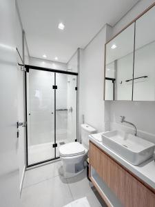 Un baño con inodoro, lavabo y ducha. en Flat Relicário com Linda Vista da Cidade, en Campo Grande