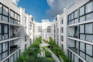 un condominio con giardino al centro di Departamento de Lujo a Pasos de 5ta Avenida 208S a Playa del Carmen