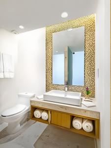 un bagno con lavandino e specchio di Departamento de Lujo a Pasos de 5ta Avenida 208S a Playa del Carmen