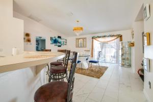 Ruang duduk di 8 Mi to Silver Springs Tranquil Home with Gazebo