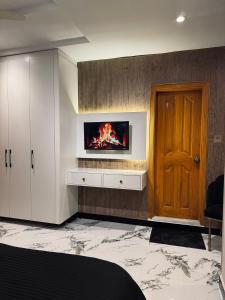 sala de estar con chimenea en la pared en Cozy One-Bed Studio Retreat, en Rawalpindi 10 fotos más