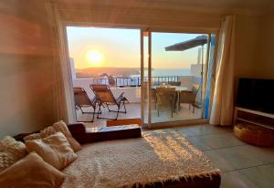 een woonkamer met uitzicht op een balkon bij Casa Calma in Salema