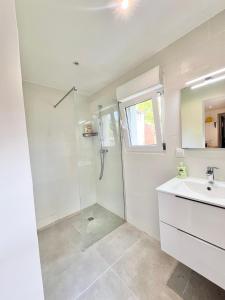 a bathroom with a shower and a sink at Chambre privée - Proche Lille in Ronchin