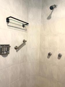 ein Badezimmer mit Dusche mit Glastür in der Unterkunft Departamento Bella Vista in Puerto Vallarta