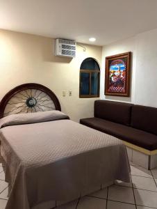 ein Schlafzimmer mit einem Bett und einer Couch in der Unterkunft Departamento Bella Vista in Puerto Vallarta + 15 Fotos