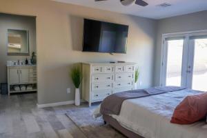 Postel nebo postele na pokoji v ubytování Sunswept Skies- Putting green-Firepit-ASU + 30 fotografií