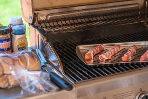 Gril dostupný pro hosty v apartmánu