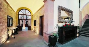 un pasillo de un edificio con un espejo en la pared en Hotel San Francisco, en San Luis Potosí
