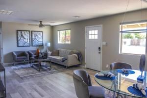 Posezení v ubytování Sunswept Skies- Putting green-Firepit-ASU