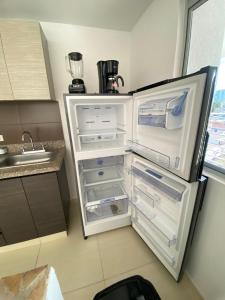 un frigorifero con porta aperta in cucina di Apto central Tranquilo y hermosa vista a Ibagué