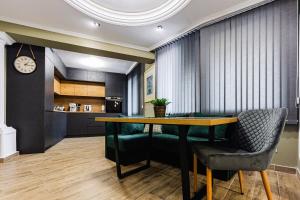 Η κουζίνα ή μικρή κουζίνα στο Вила Тих кът