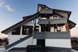 Το κτήριο όπου στεγάζεται  η βίλα