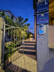 une porte avec un panneau sur le côté d'un bâtiment dans l'établissement La Stella Marina, à Bari Sardo