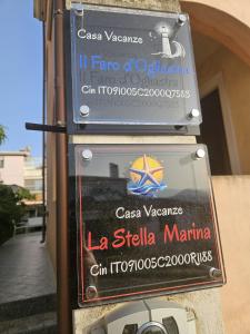une enseigne pour un magasin de vin sur un bâtiment dans l'établissement La Stella Marina, à Bari Sardo