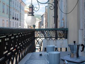 Μπαλκόνι ή βεράντα στο Piazza Unità, Casa Luminosa con Balcone with AC