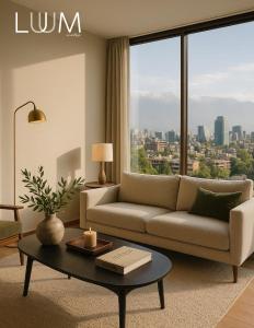 una sala de estar con un sofá y una mesa en LUUM by Norus, en Santiago