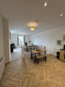 sala de estar con mesa y suelo de madera en Glyder Flat - North Wales, en Dolgellau