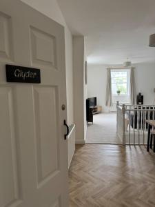 Una puerta con un cartel que dice "desorden en una sala de estar" en Glyder Flat - North Wales, en Dolgellau