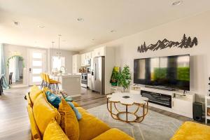 Μια τηλεόραση ή/και κέντρο ψυχαγωγίας στο Spacious 4BD Near Denver w BBQ, Game Room & Office