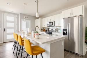 Η κουζίνα ή μικρή κουζίνα στο Spacious 4BD Near Denver w BBQ, Game Room & Office