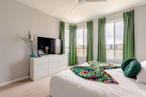 Ένα ή περισσότερα κρεβάτια σε δωμάτιο στο Spacious 4BD Near Denver w BBQ, Game Room & Office